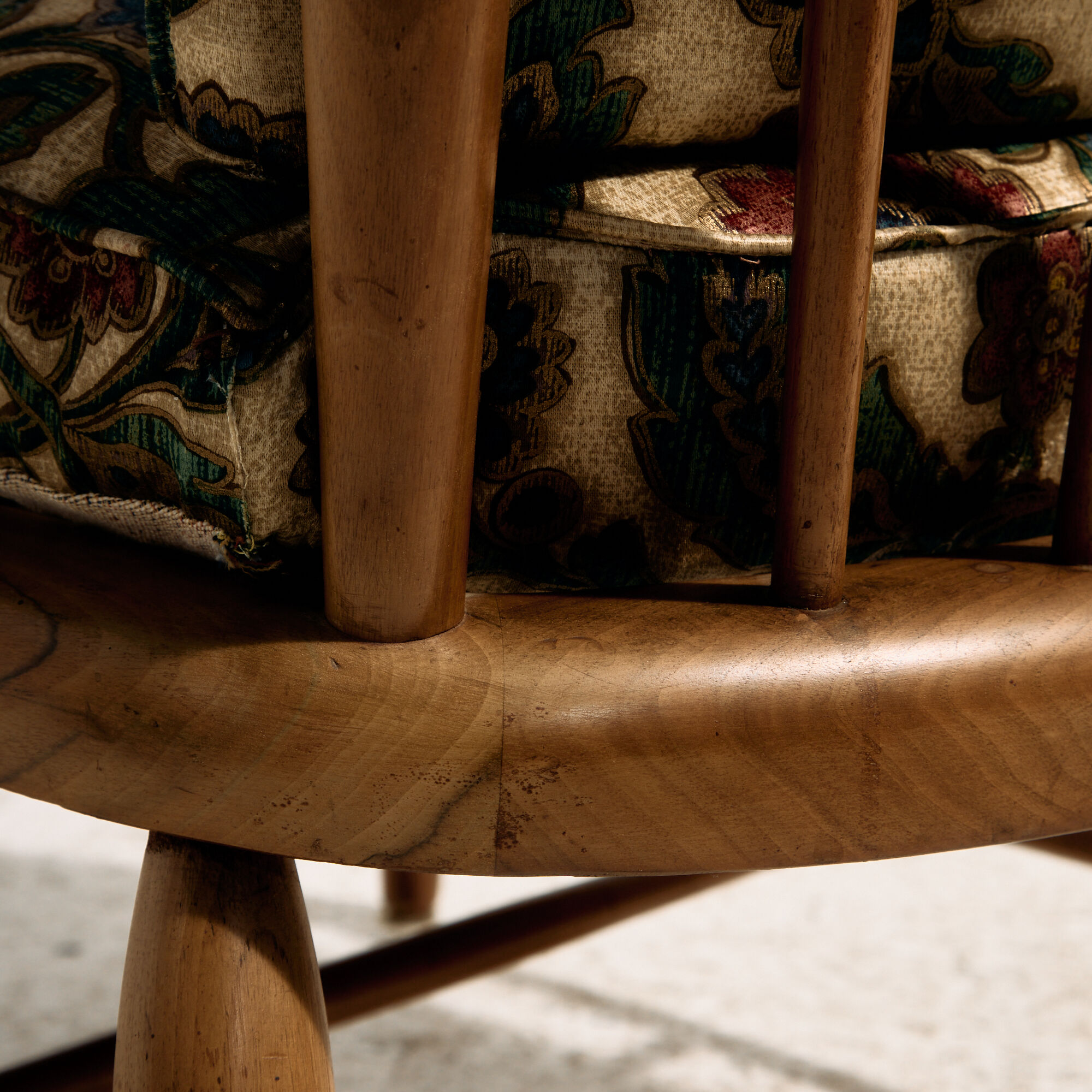 Fauteuil en noyer par Anna-Lülja Praun