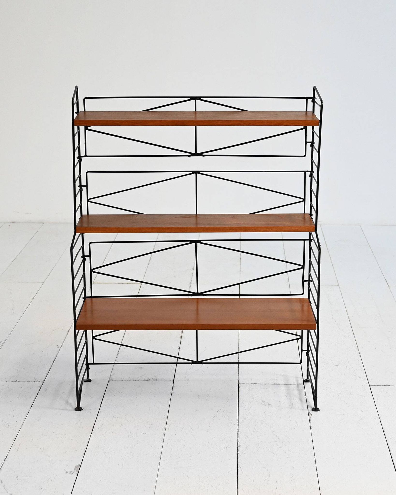 Bibliothèque modulaire scandinave de style "String" des années 1950-60.