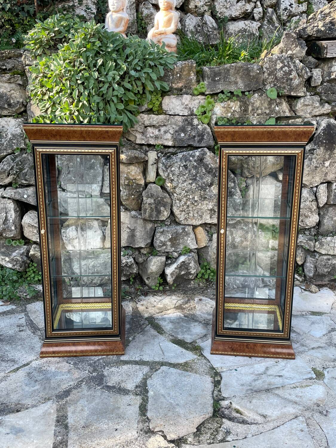 Pair of display cases in magnifying glass and black & gold lacquer, 20th century period