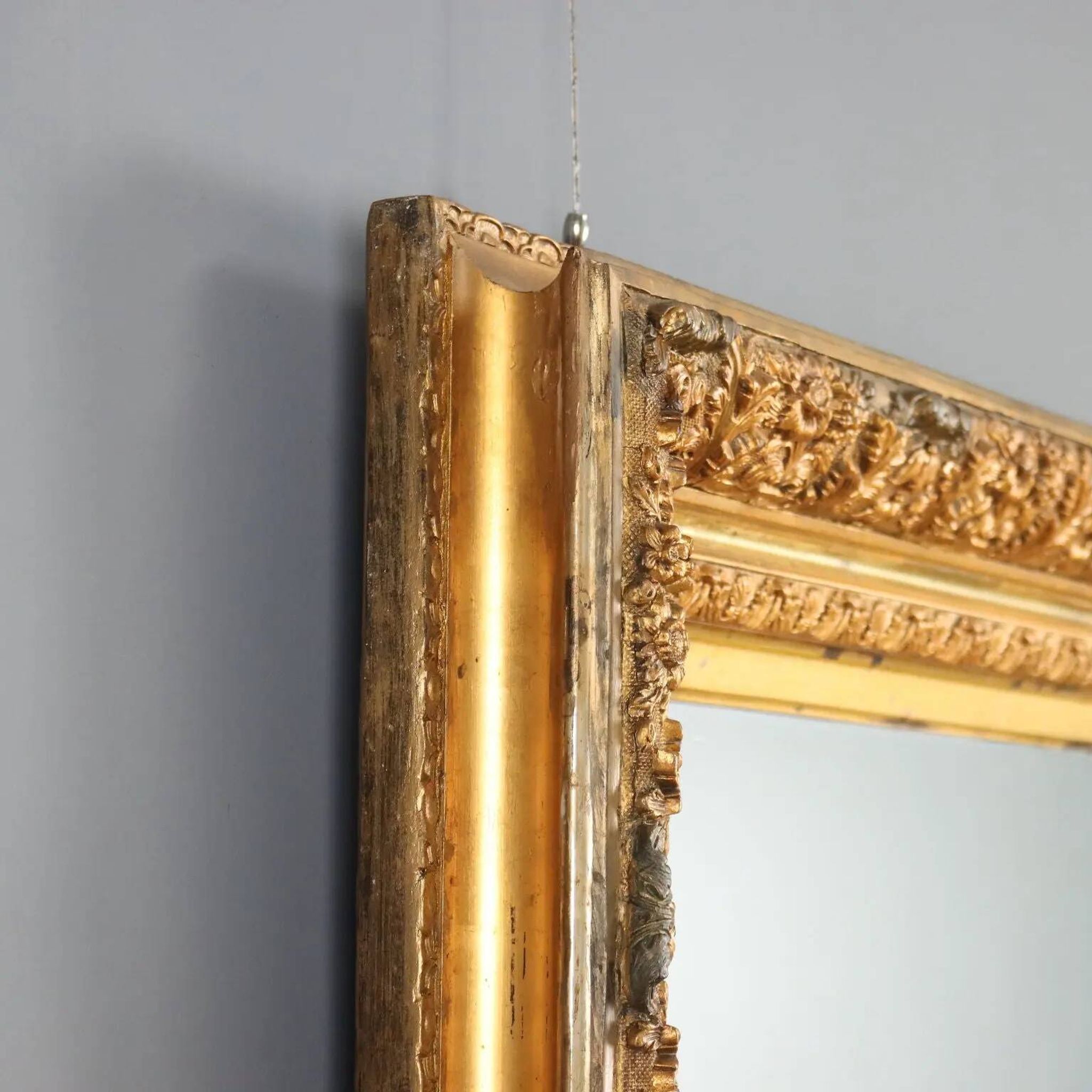 Miroir ancien en bois sculpté et doré, Italie, XIXe siècle