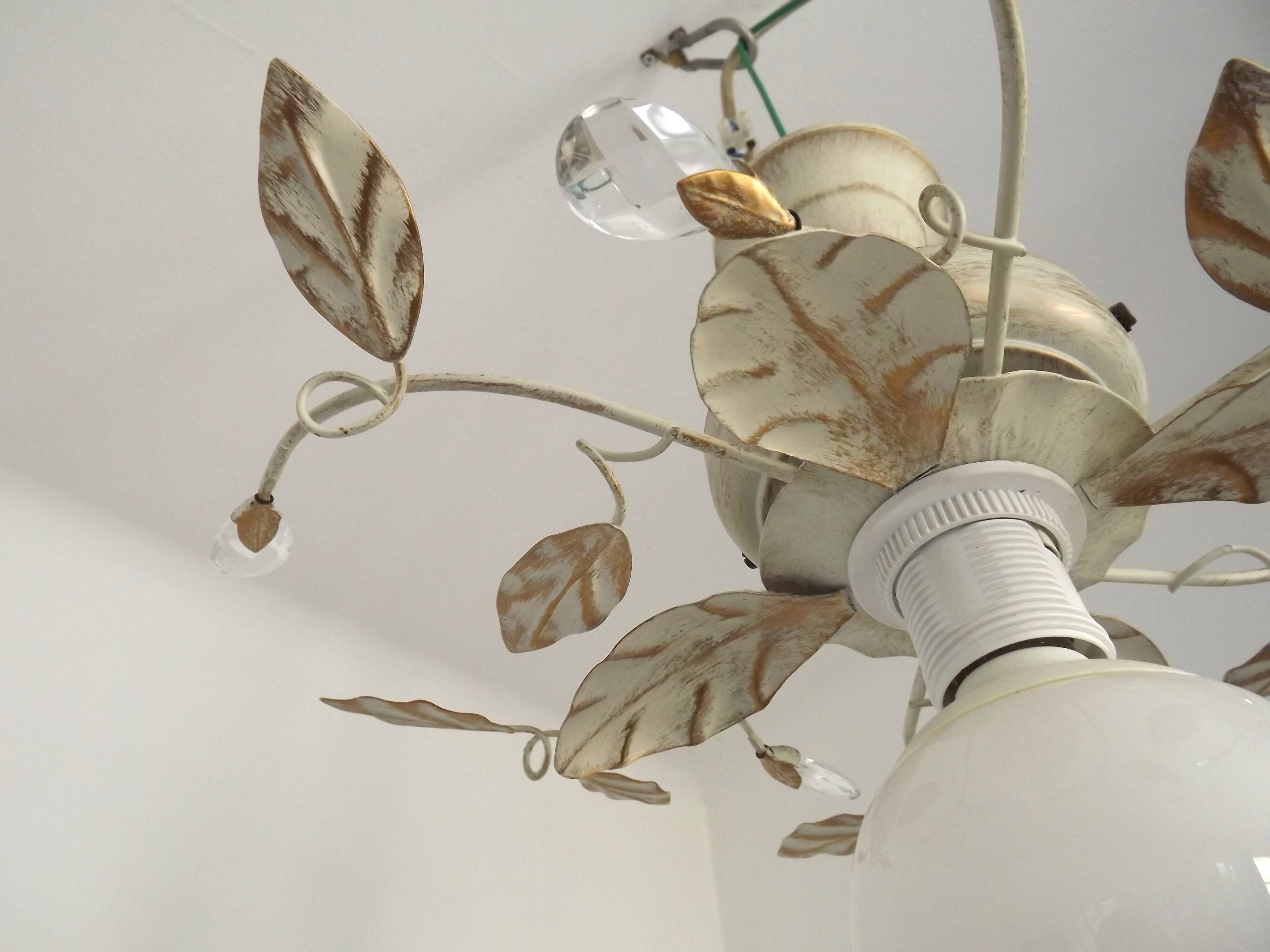 Lustre semi-encastré vintage charmant avec des feuilles et des perles en verre cristal.