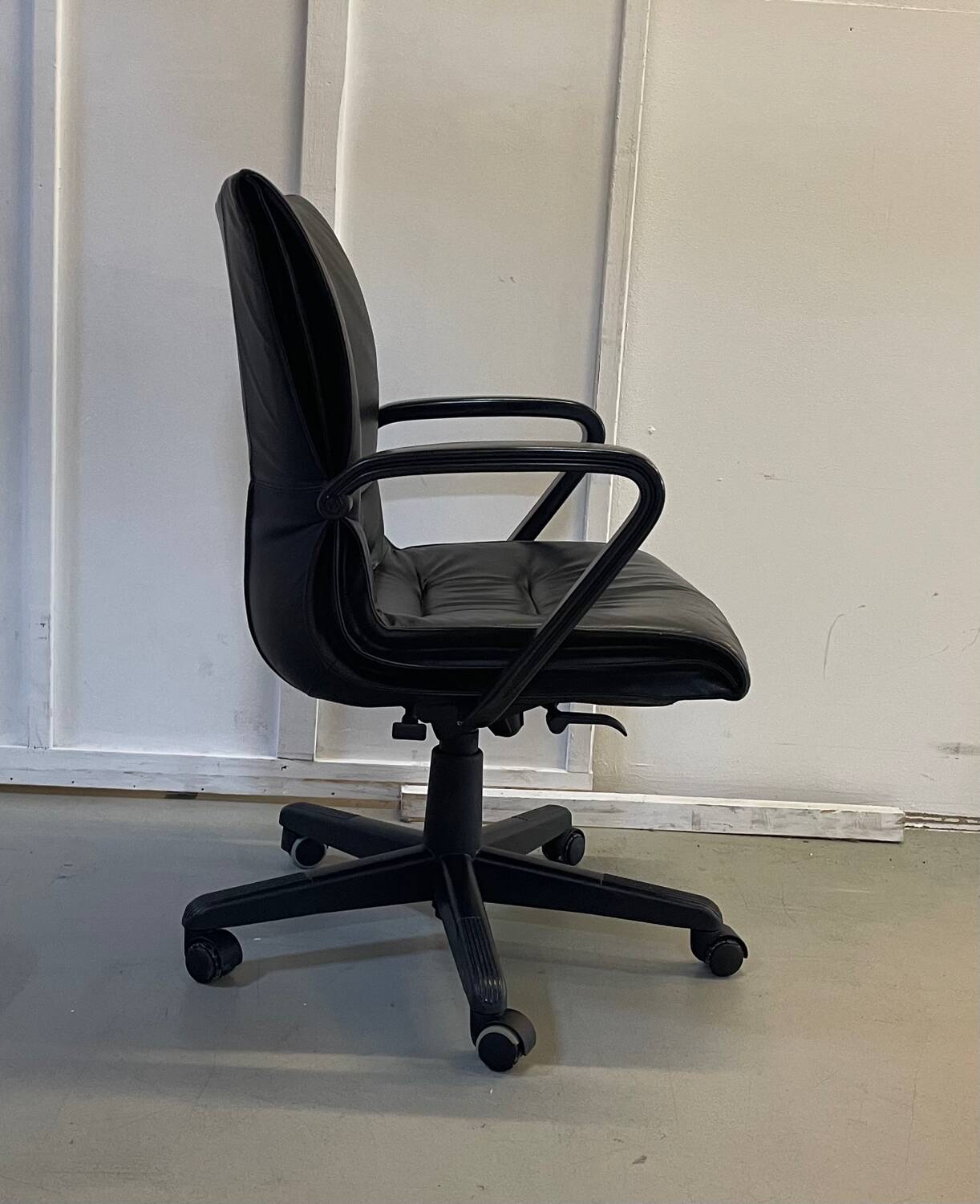 Black leather office chair Model "Qualis" by Emilio Ambasz for Tecno, 1991