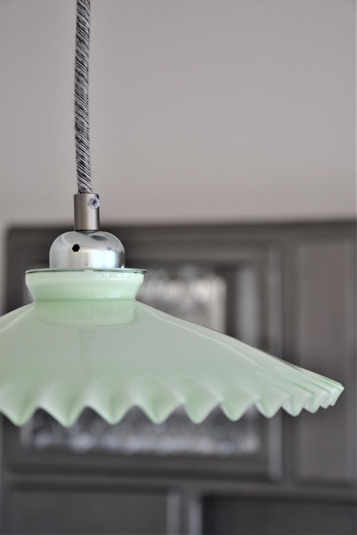 Vintage suspension in opaline scalloped mint color with water