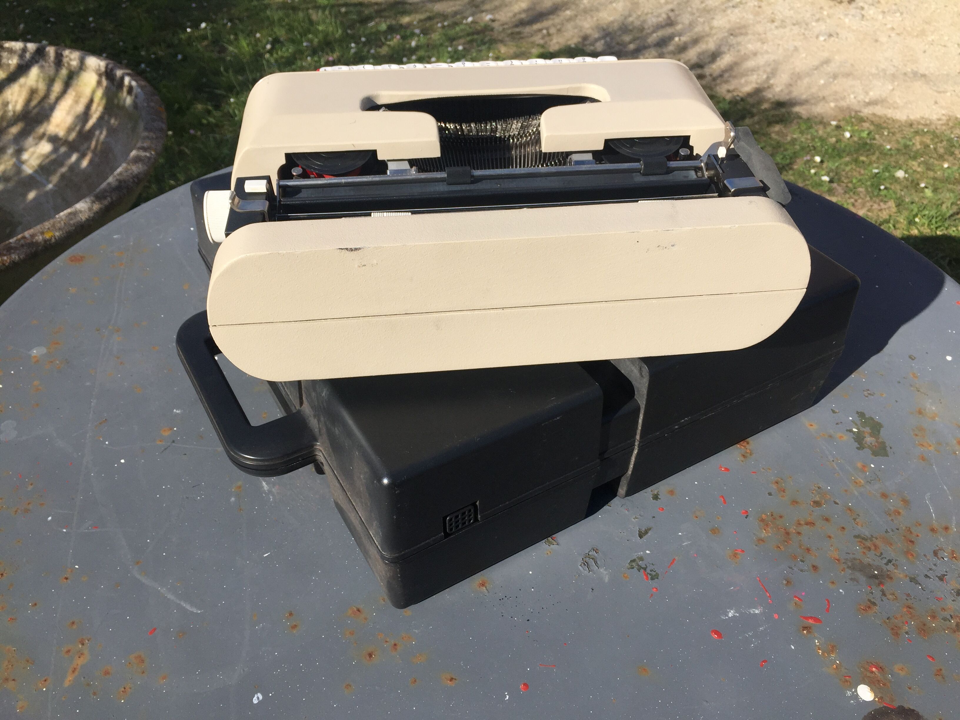 Typewriter Olivetti Lettera 35 design Mario Bellini