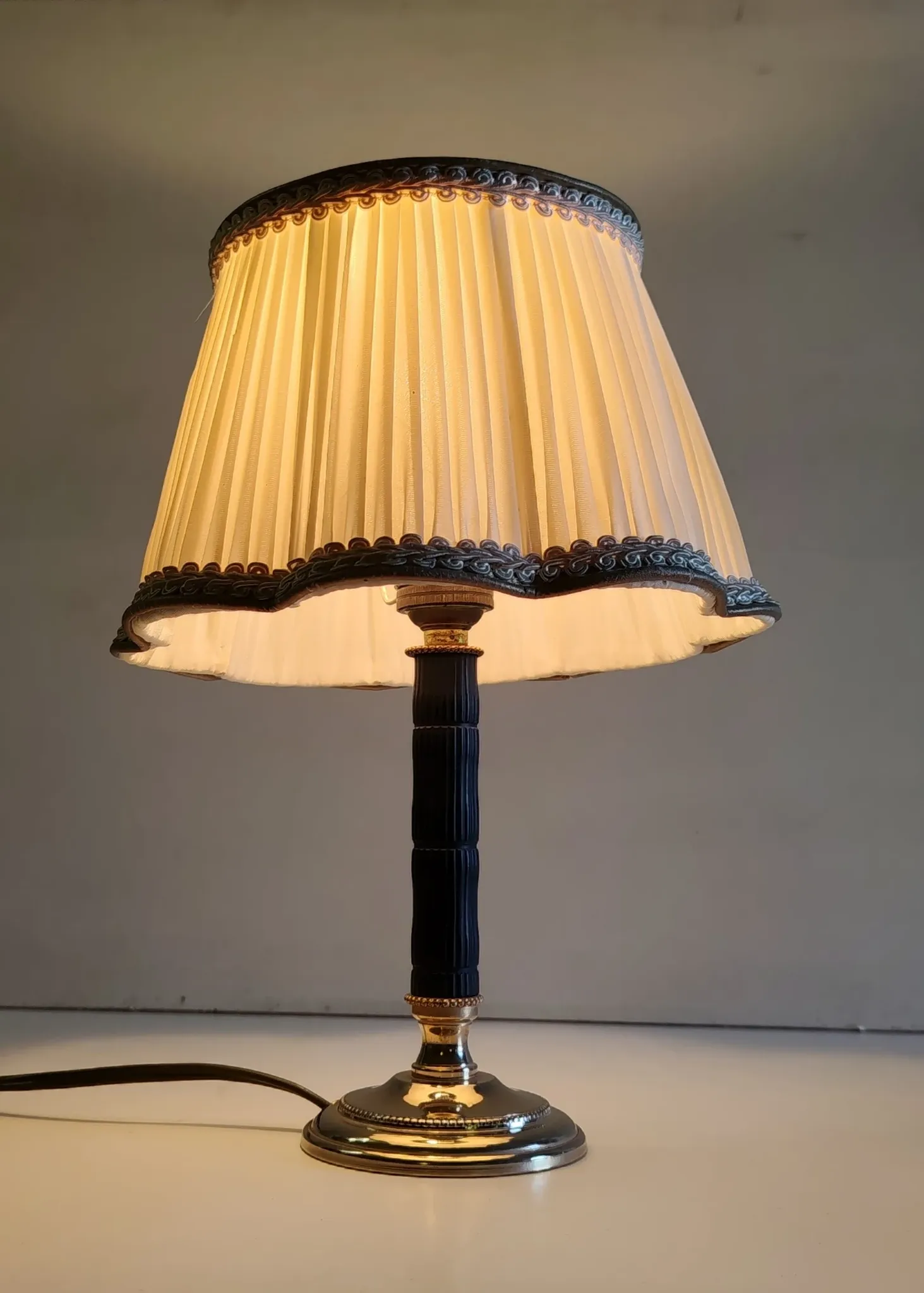 Table lamp in brass and Bakelite - mid 20th century