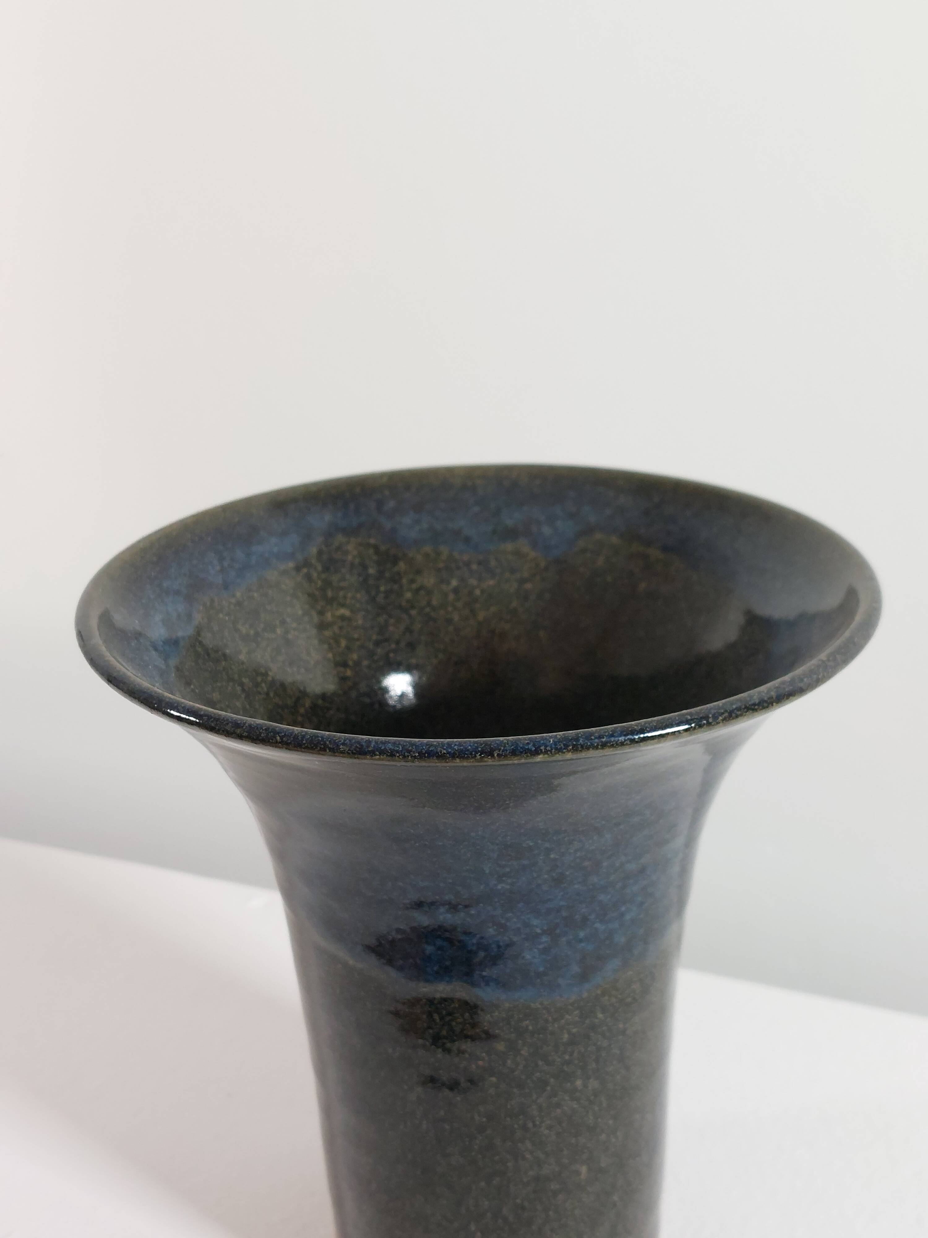 Vase en céramique signé d'artiste vintage du milieu du siècle