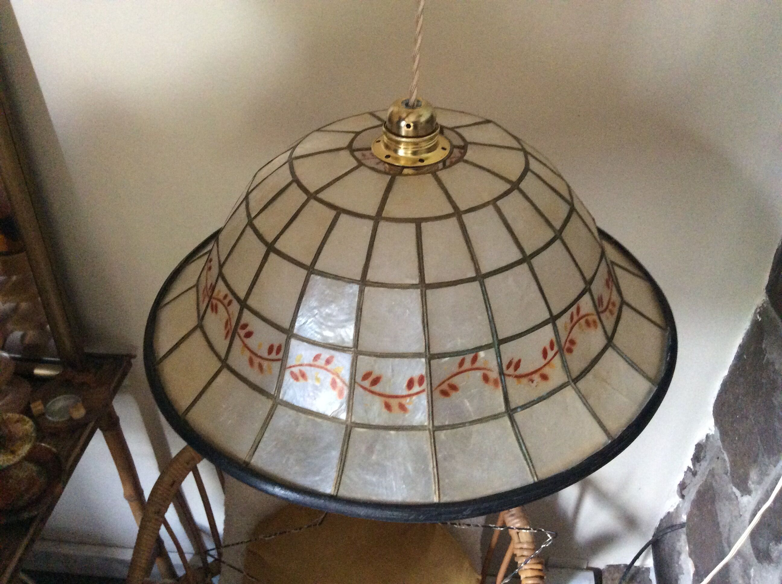 Mother-of-pearl suspension