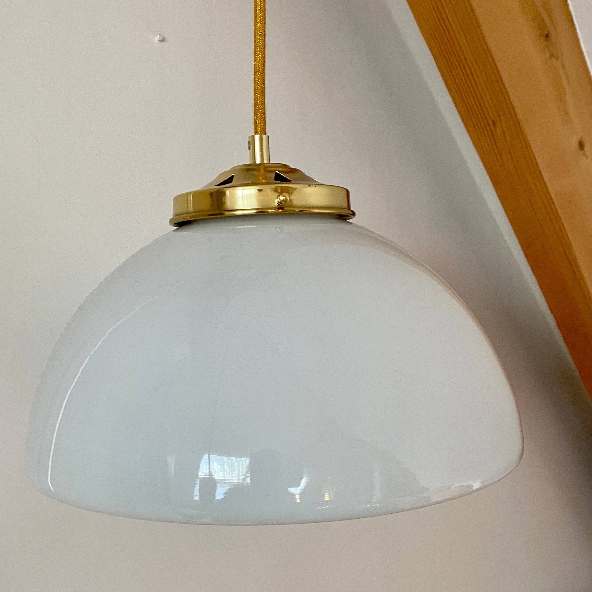 Suspension abat-jour vintage en opaline blanche
