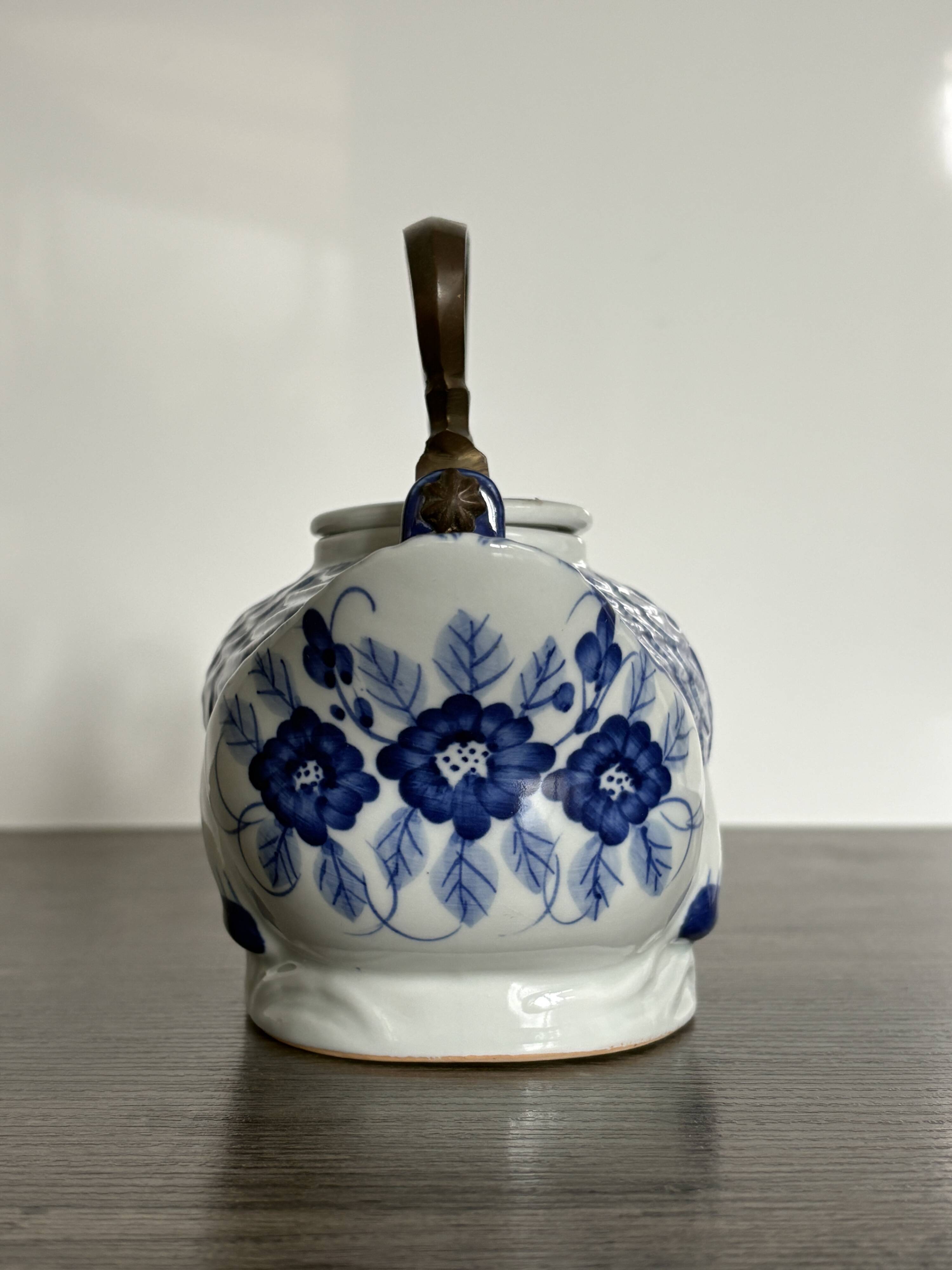 Théière ancienne zoomorphe en porcelaine de Chine