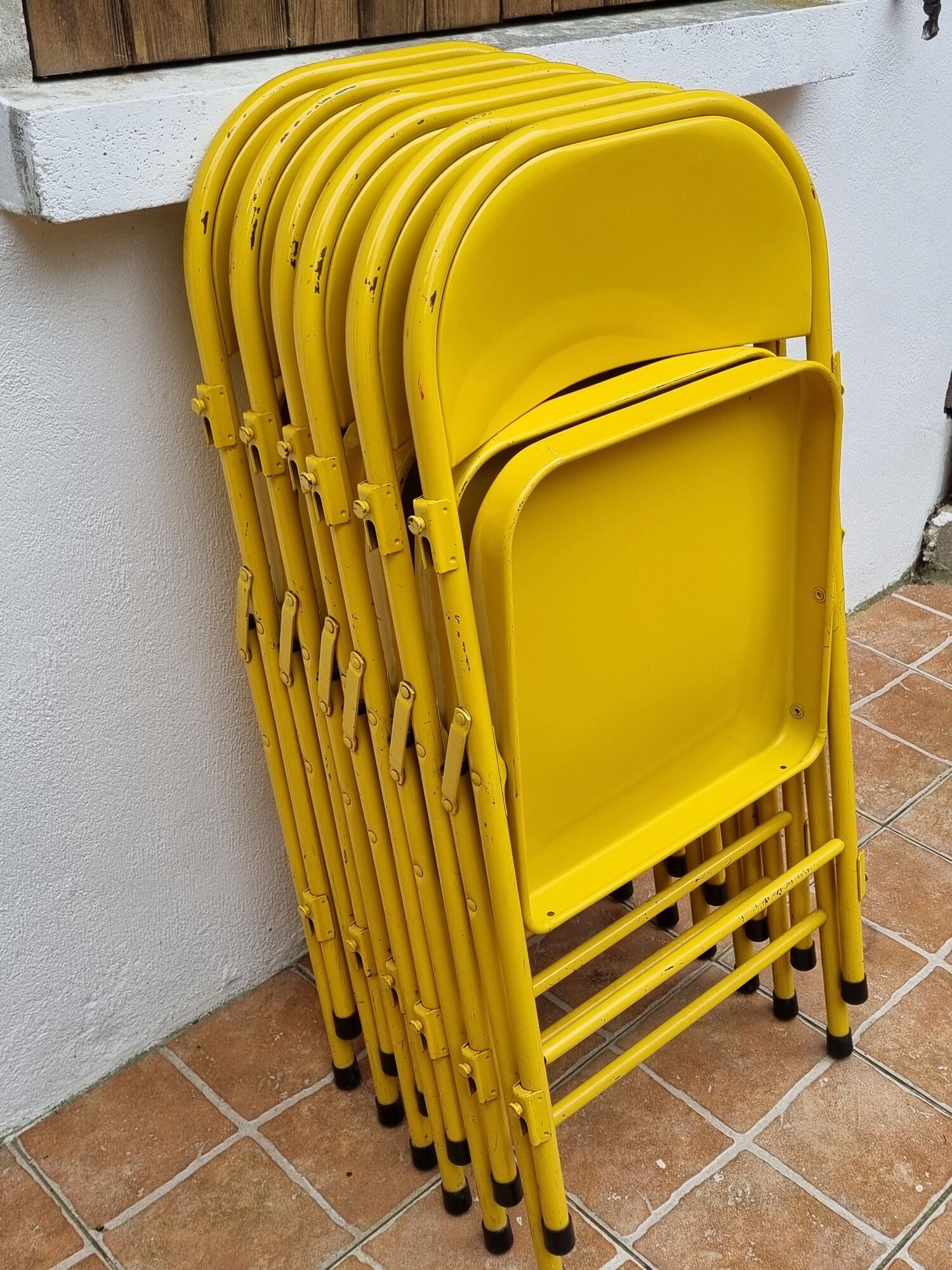 Ensemble de six chaises en métal pliantes jaunes Eurosit