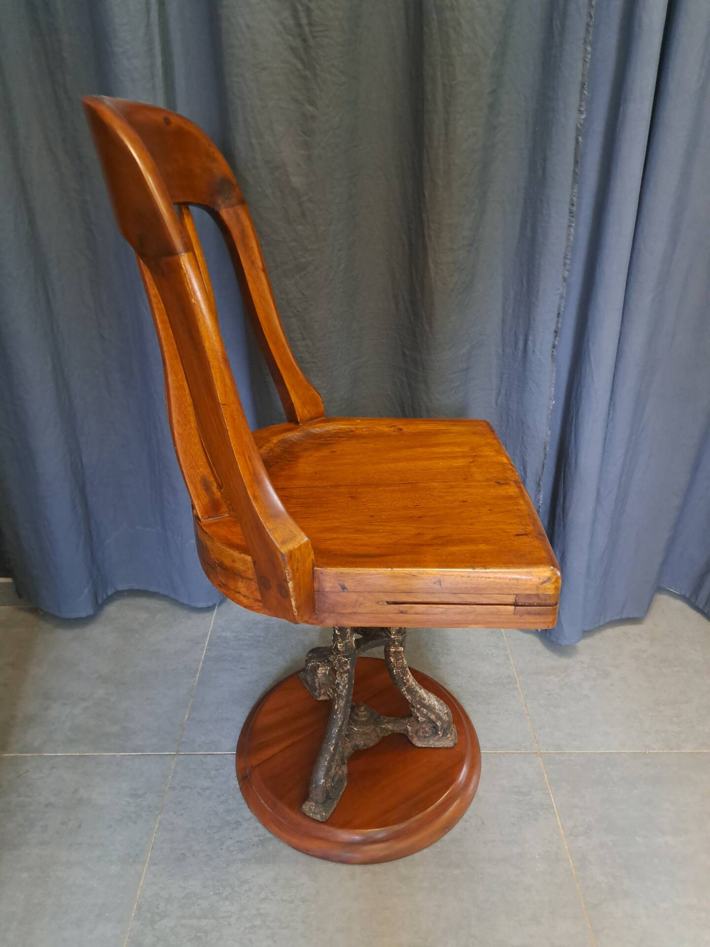 American chair in walnut and cast iron