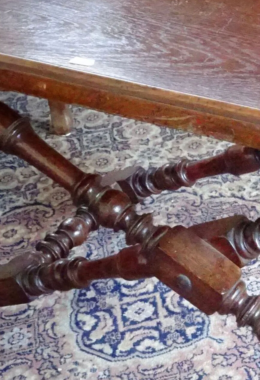 Foldable coffee table in solid oak and turned legs