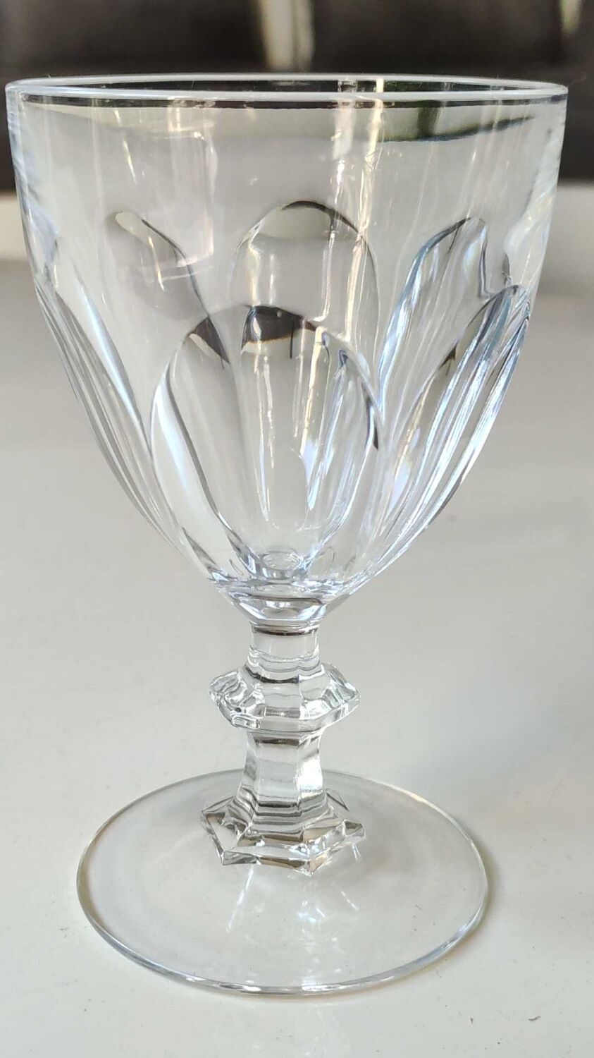 Lot 5 verres à pied/Verres à vin blanc/Rambouillet, Cristal d Arques. Motifs facettes écailles. Tige inclusion bague hexagonale