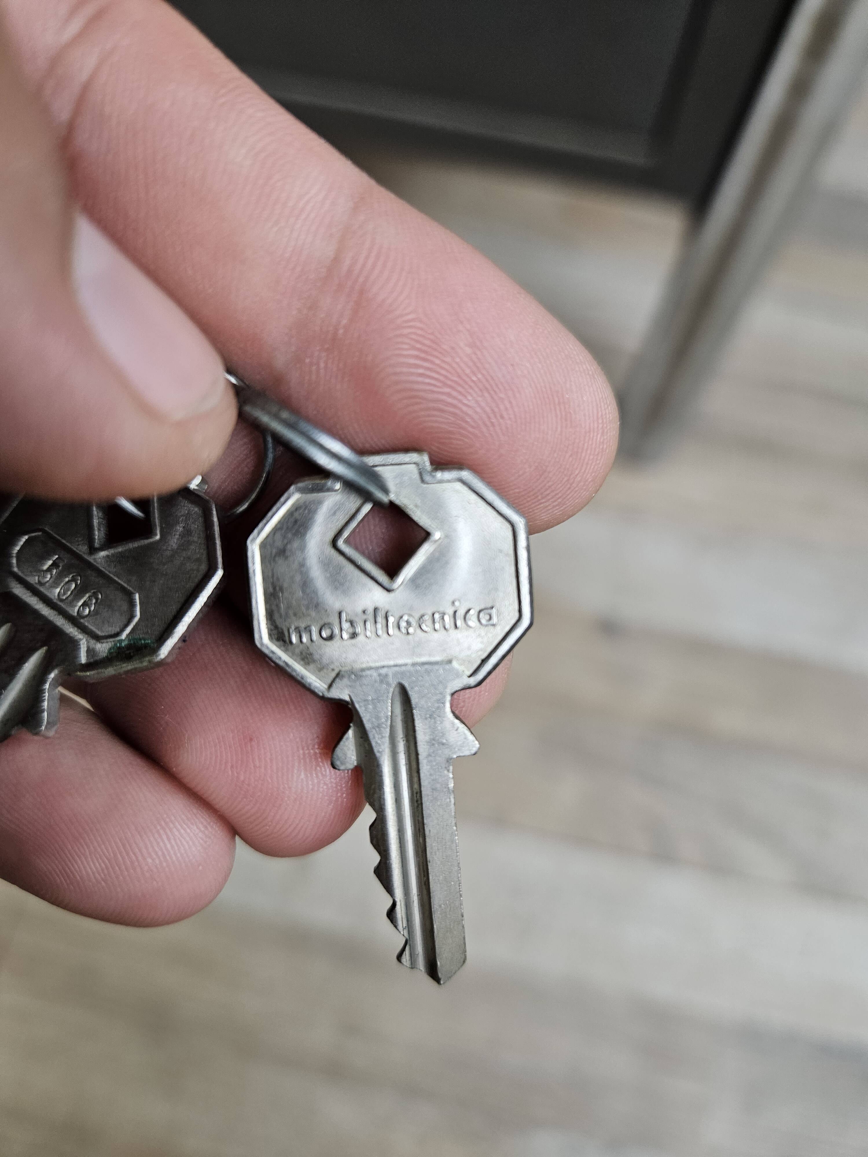 Bureau de direction avec plateau en stratifié palissandre par Mobiltecnica Torino