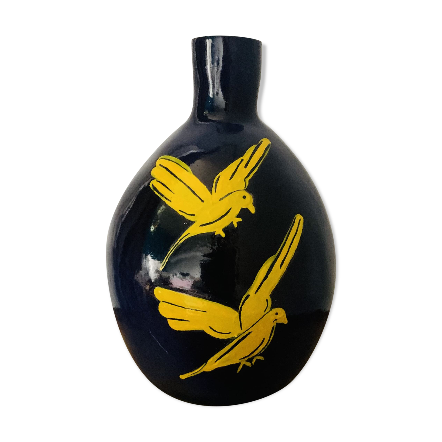 Ceramic vase decorated with birds