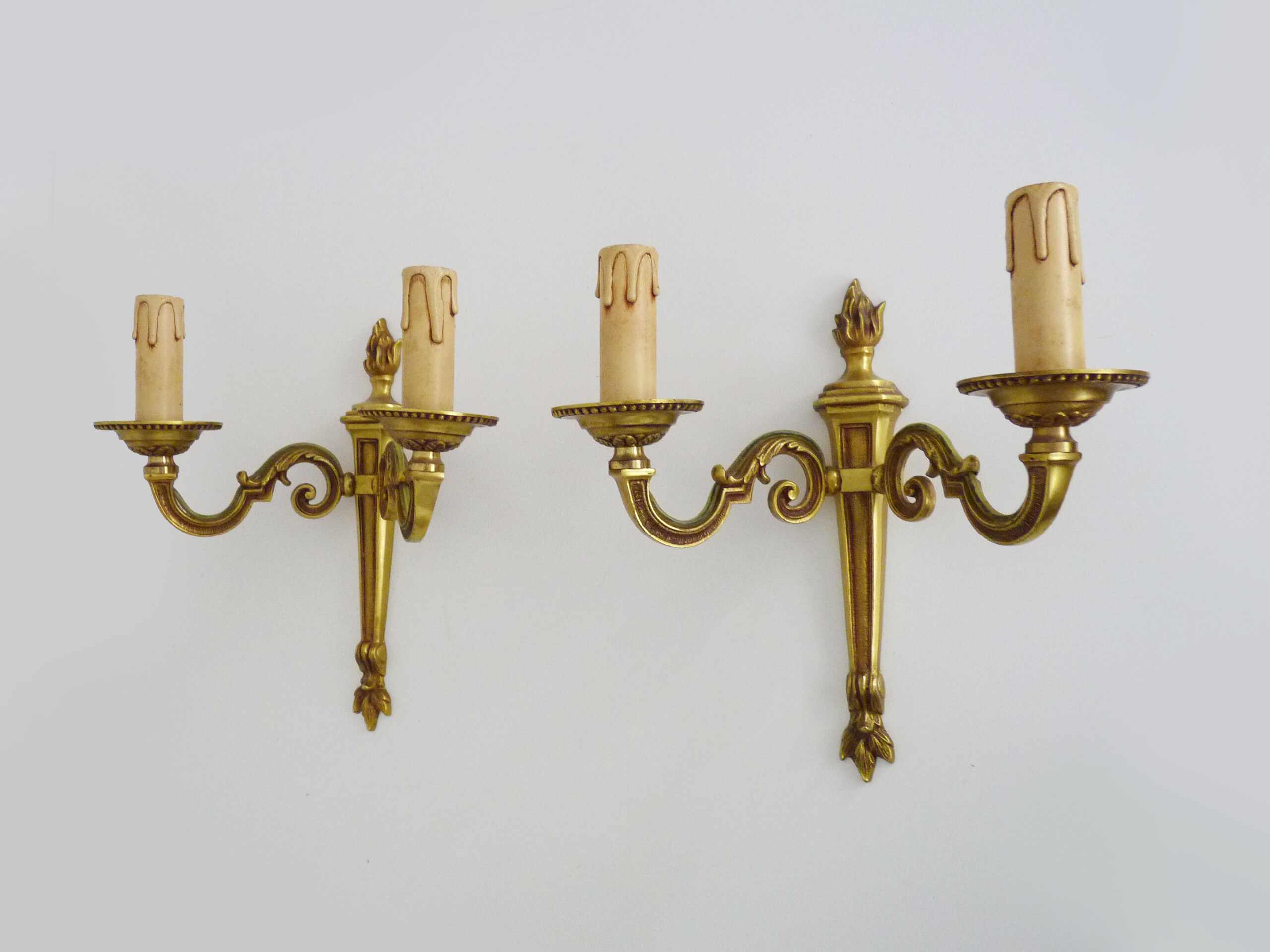 Old pair of wall sconces pot à feu, bronze with 2 candles, year 50 60