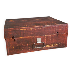 Coffre en bois peint