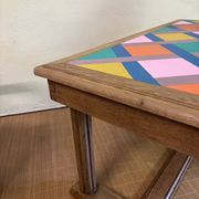 Table basse en bois revisitée - plateau géométrique coloré