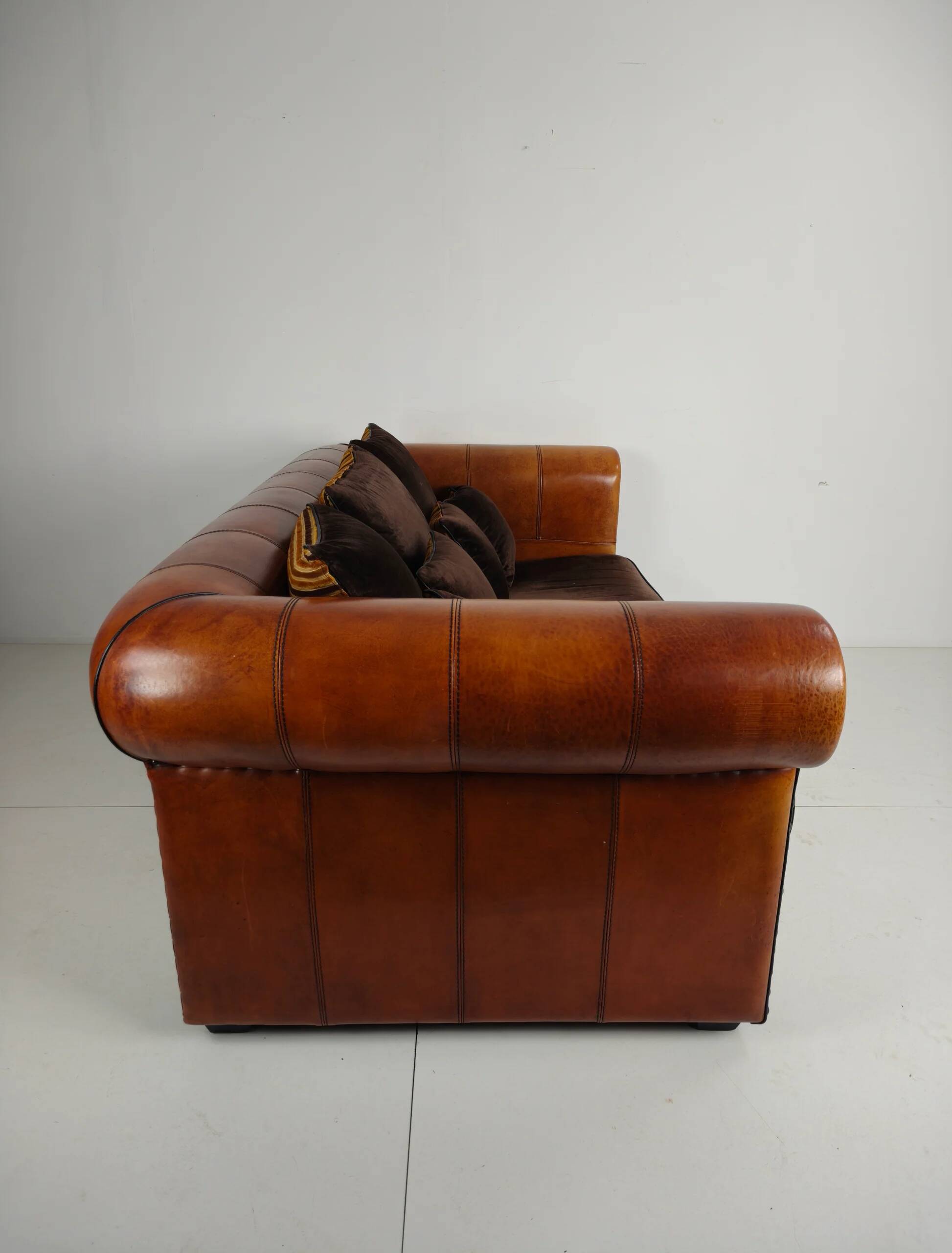 Canapé 2,5 places de luxe en peau de mouton faite à la main – par Lounge Atelier