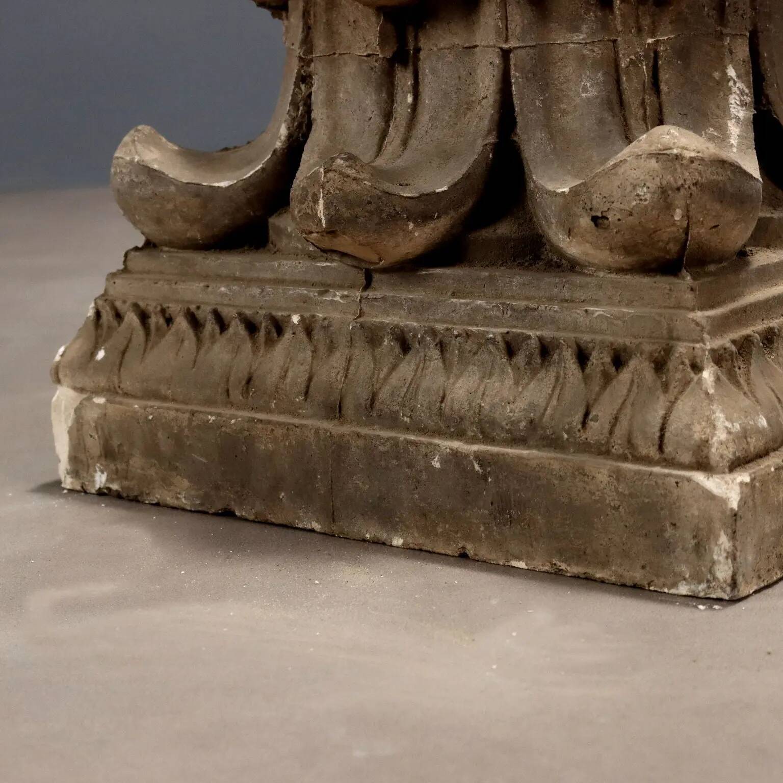 Ancient plaster capital decorated with acanthus leaves, 19th century.