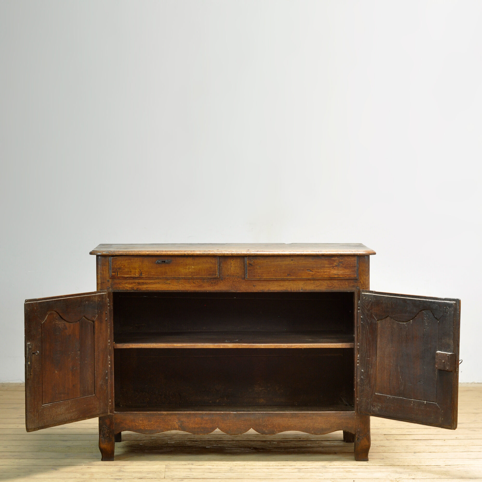 Cabinet en chêne Louis XV, vers 1750