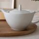 Graphic teapot in white porcelain with a minimalist design.