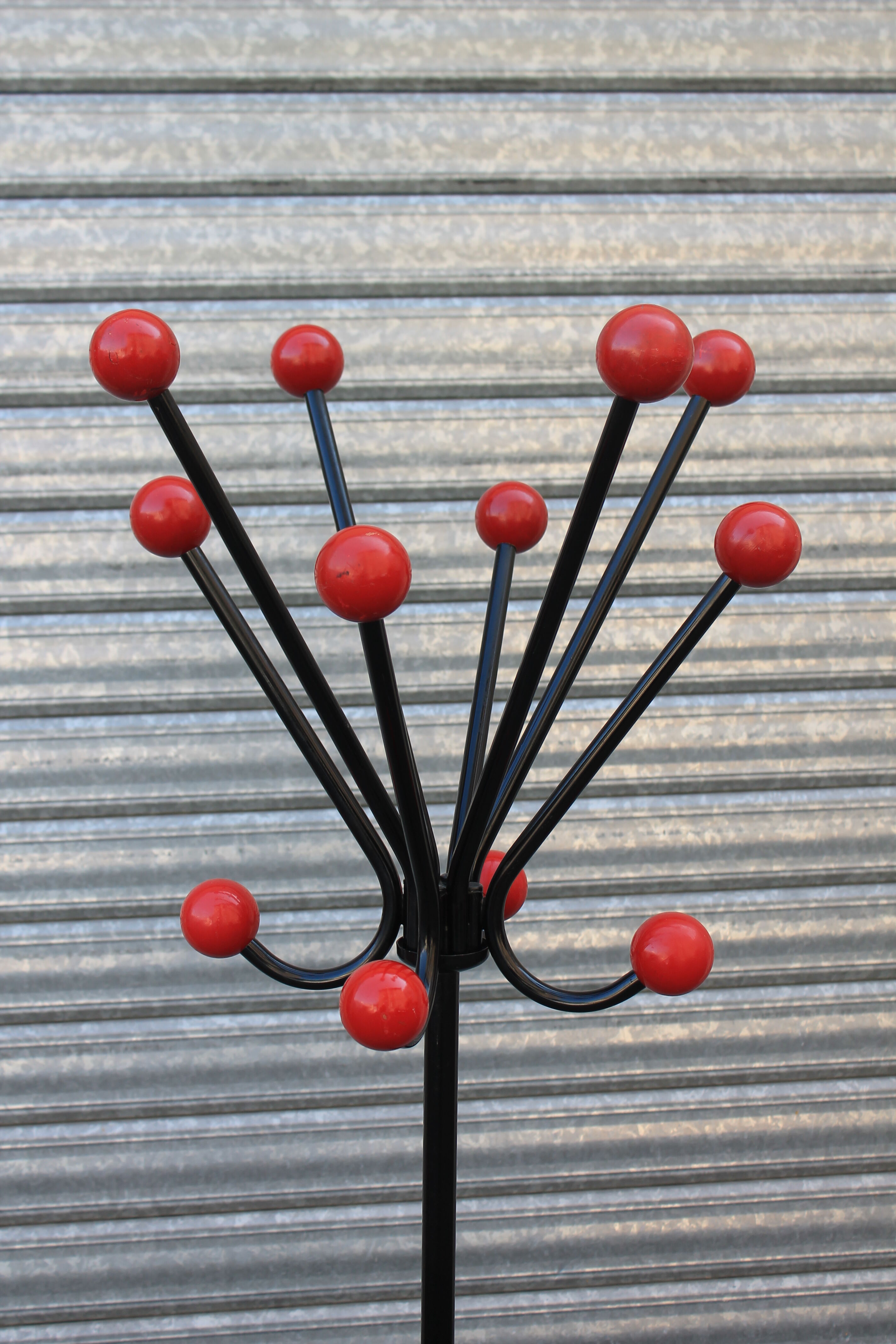 Ball-wearing coat hanger