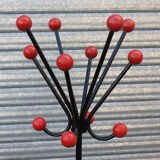 Ball-wearing coat hanger