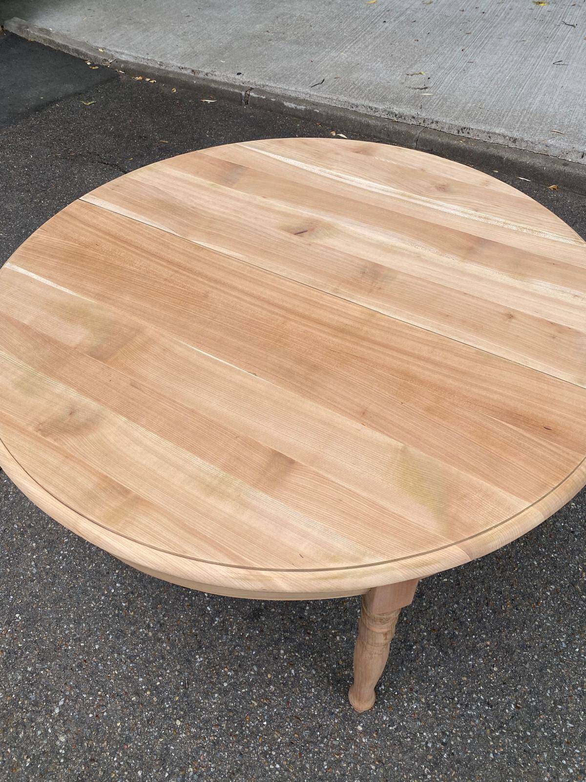 Table à manger ronde extensible Louis Philippe décapée en merisier massif 1
