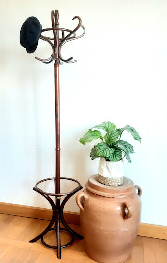 Curved wooden bistro parrot coat rack