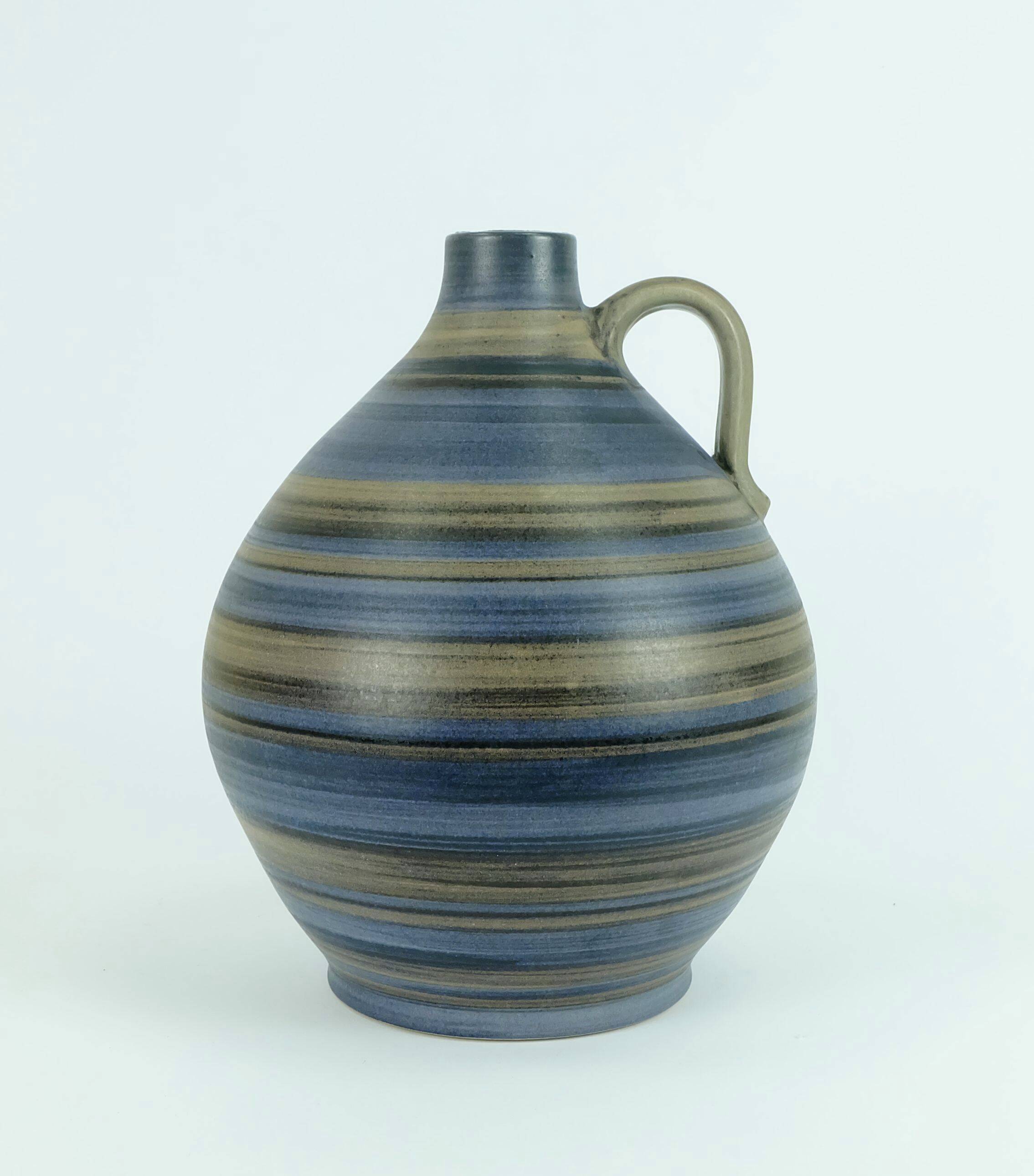VASE en forme de cruche des années 1950 avec un motif rayé en bleu, marron et noir modèle 252/30