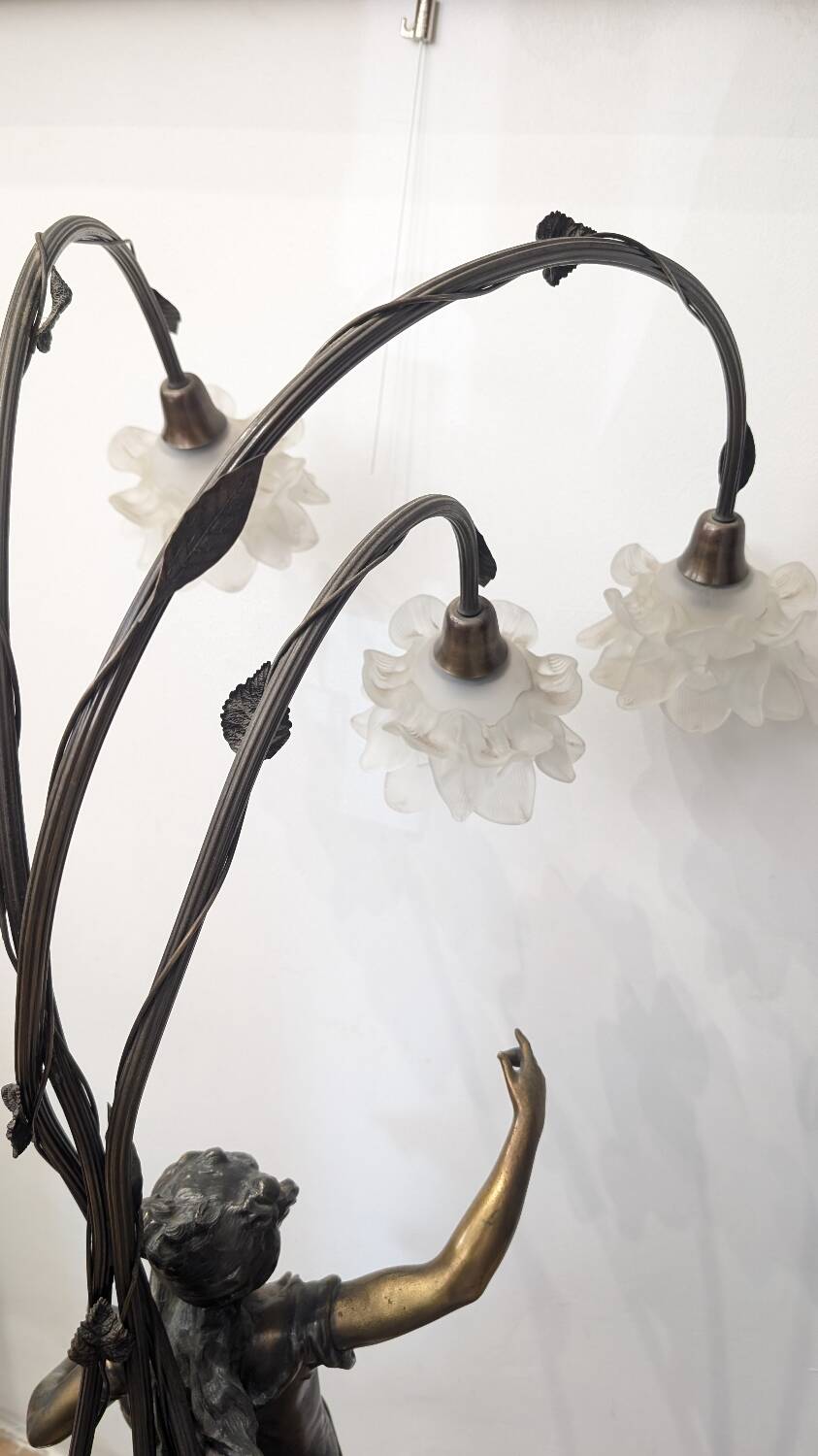 Bronze lamp signed Auguste Moreau – Woman with a shell