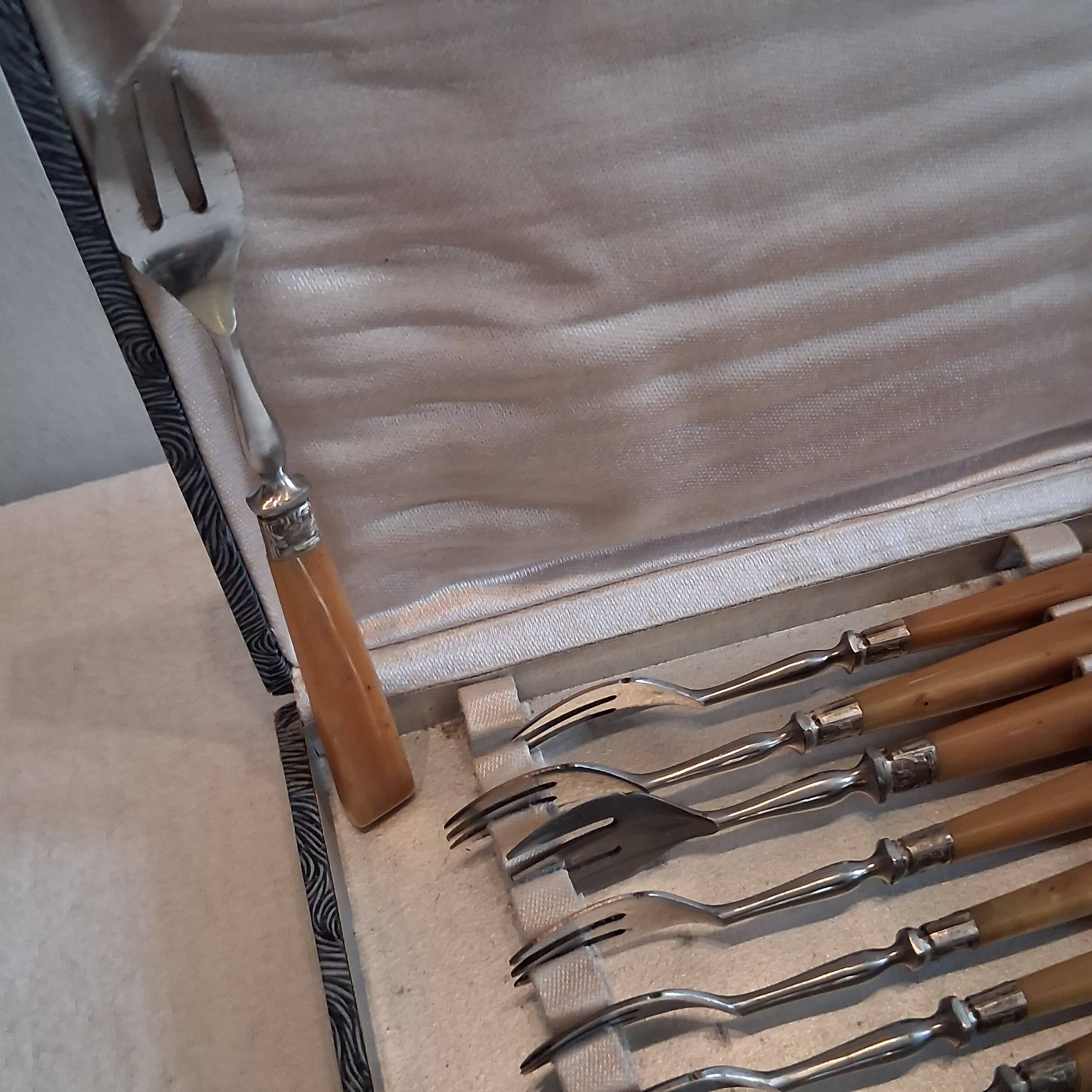 Box of 12 dessert forks in very good condition.