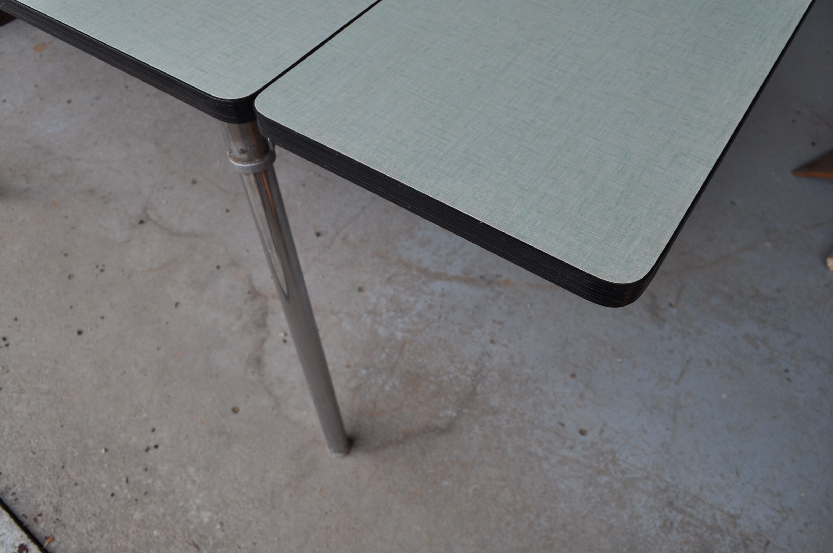 Table in water green formica