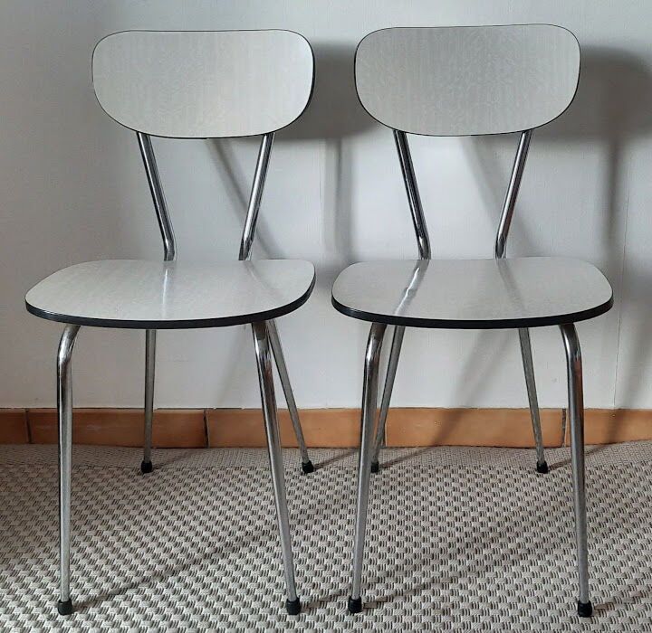 Lot de chaises blanches vintage