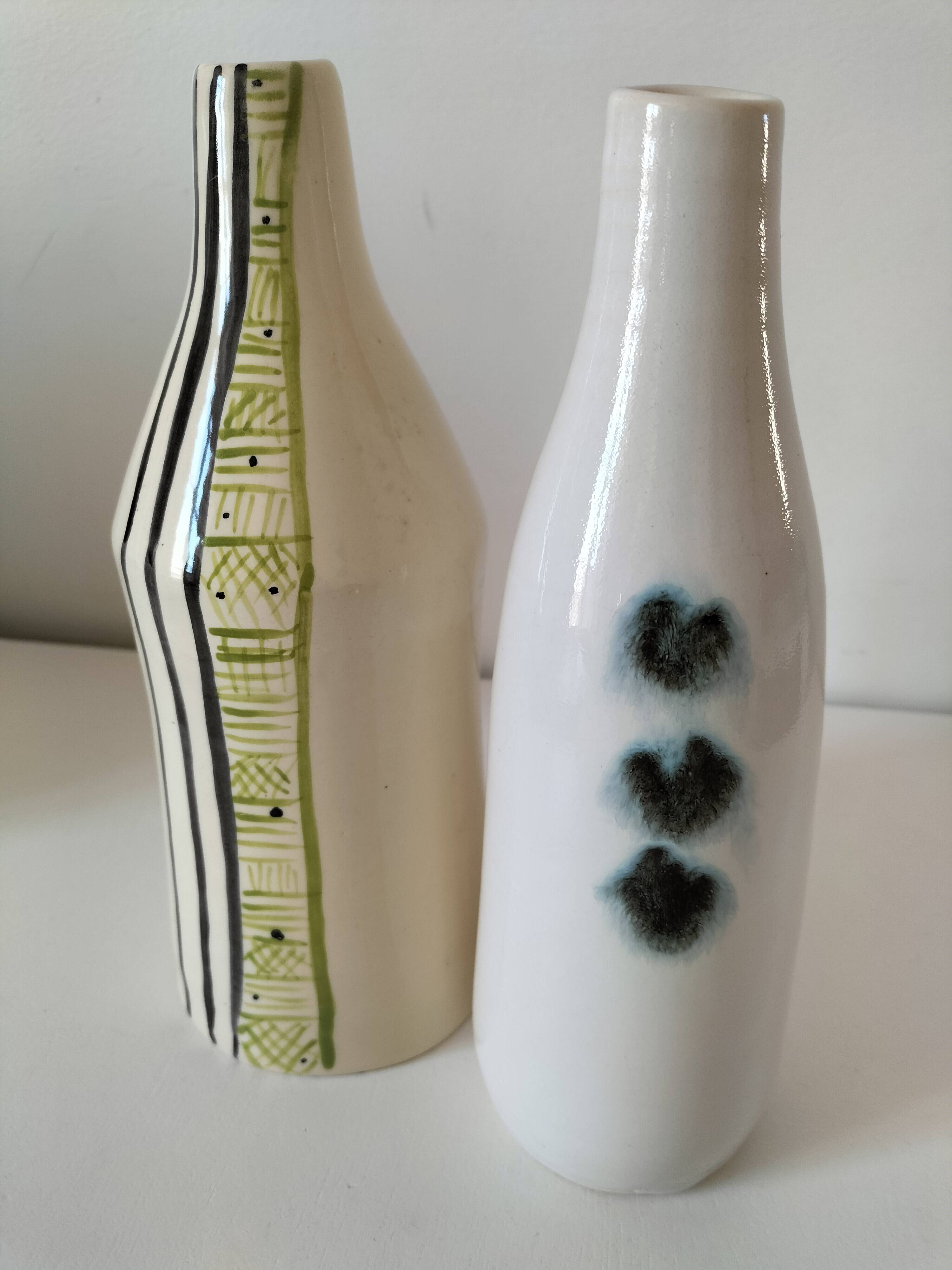 Duo de vases en céramique émaillée, décor pictural, signés MU