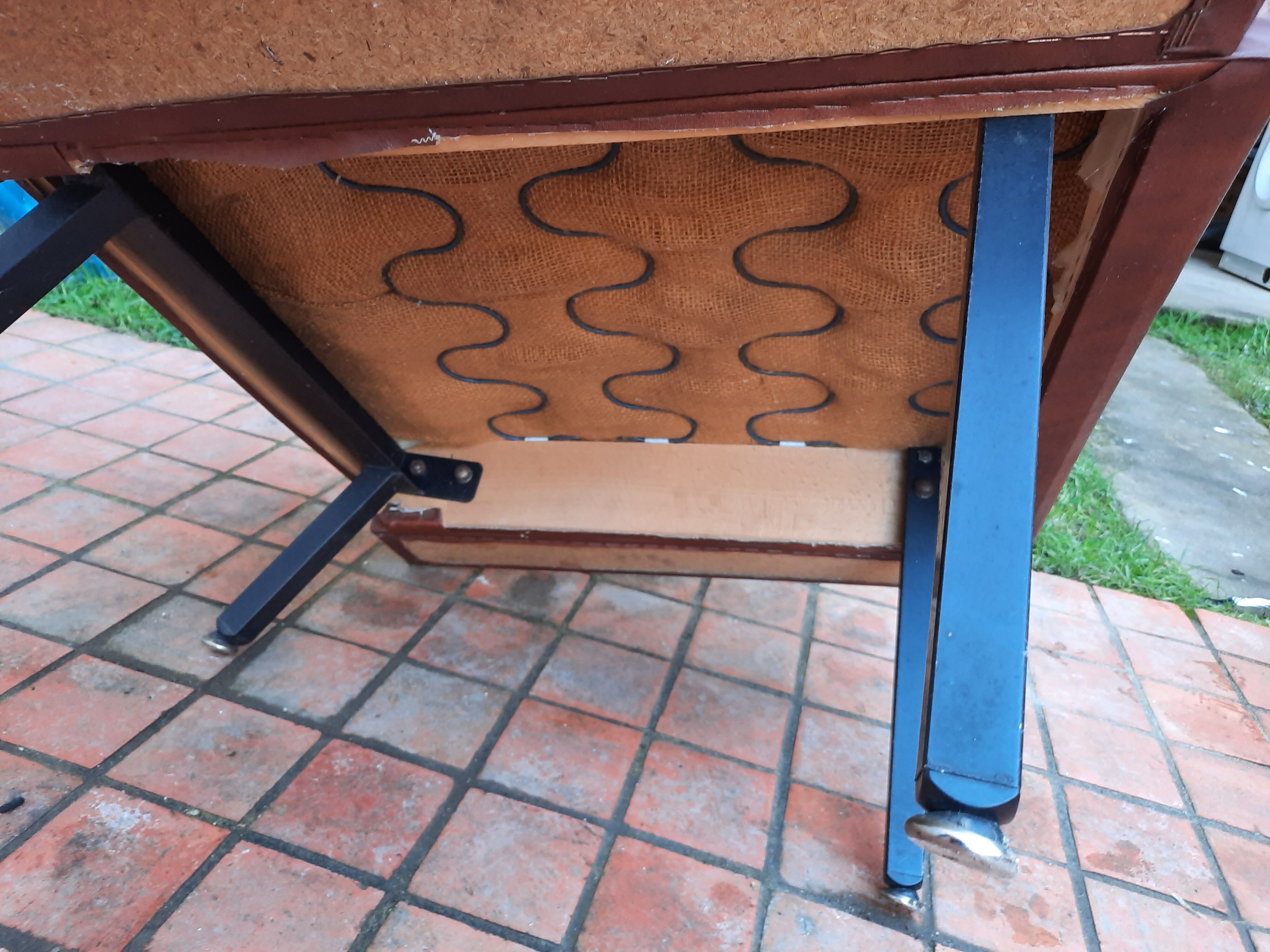 Paire de fauteuils en skaï année 50