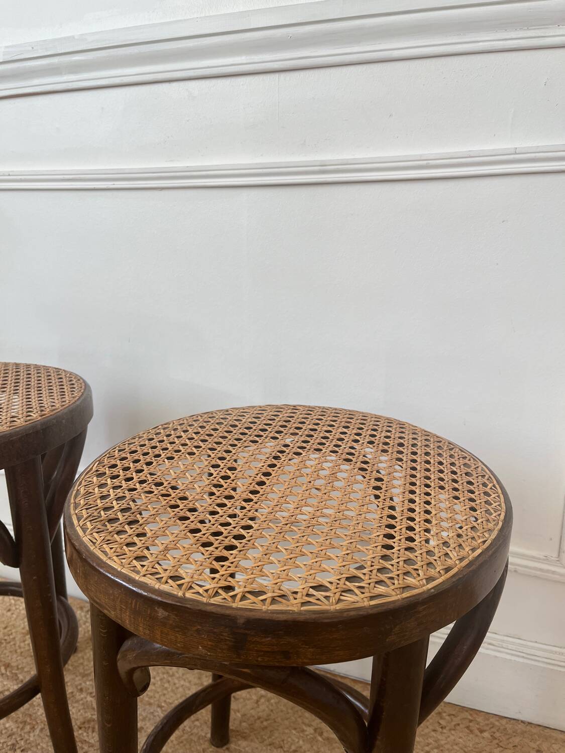 Paire de tabourets viennois bois courbe et cannage années 50