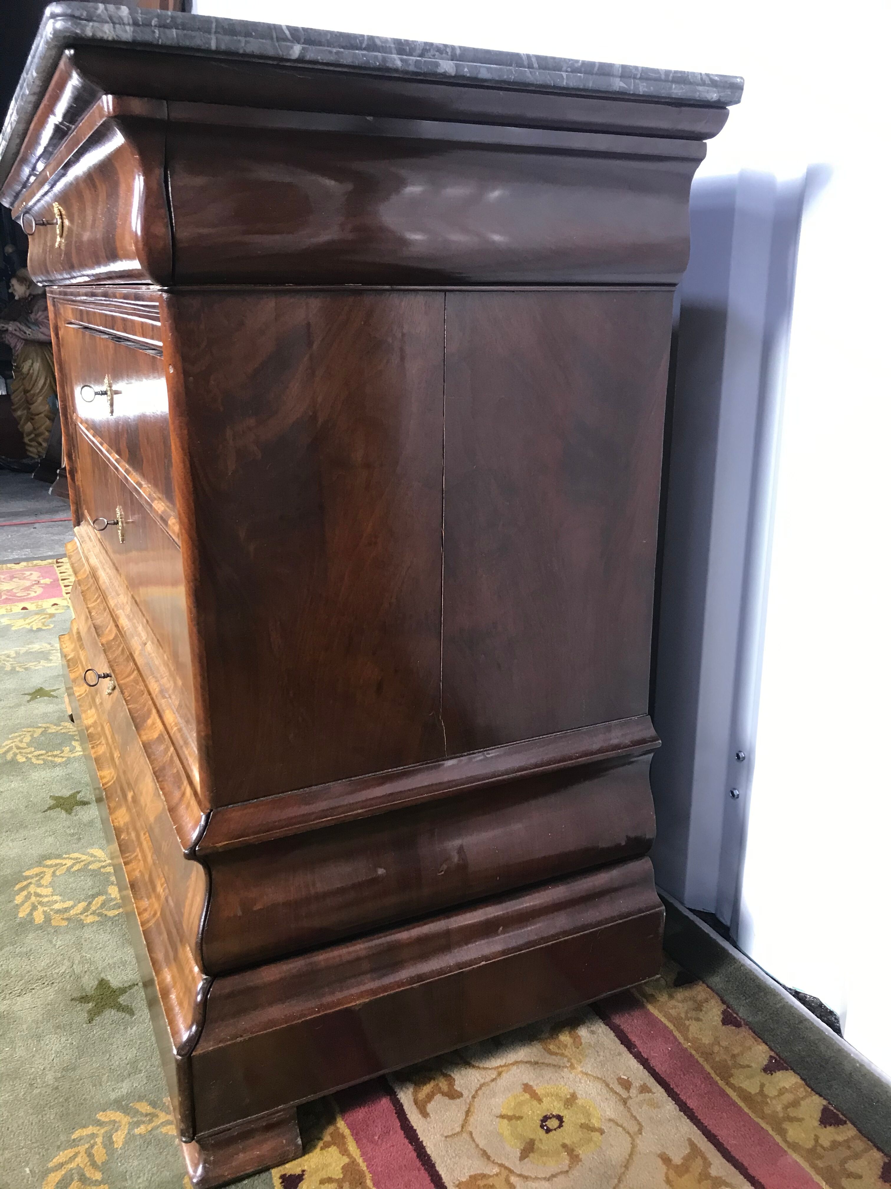 Dresser period Louis Philippe acajou flamed