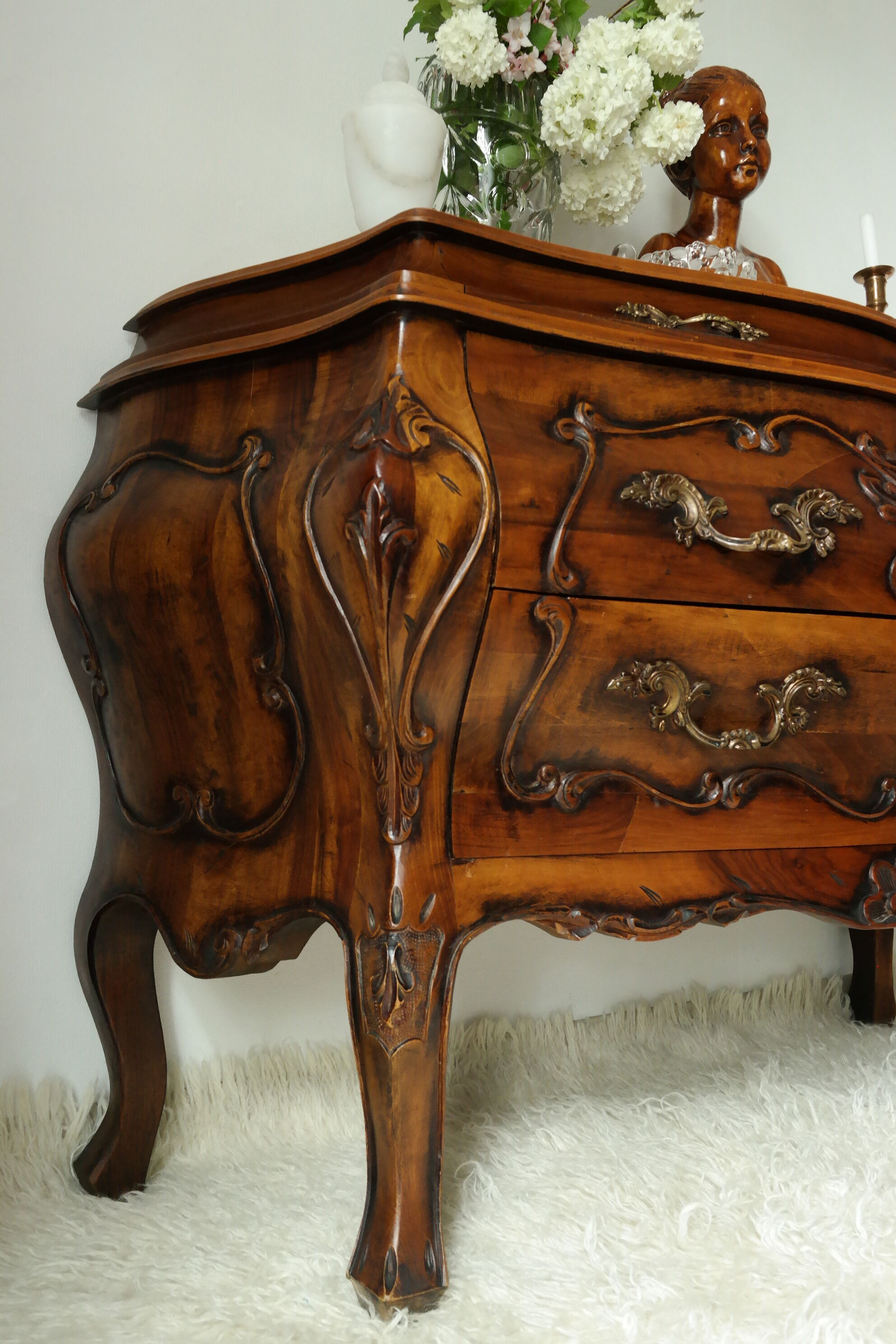 Louis XV style walnut tomb chest of drawers, 20th century