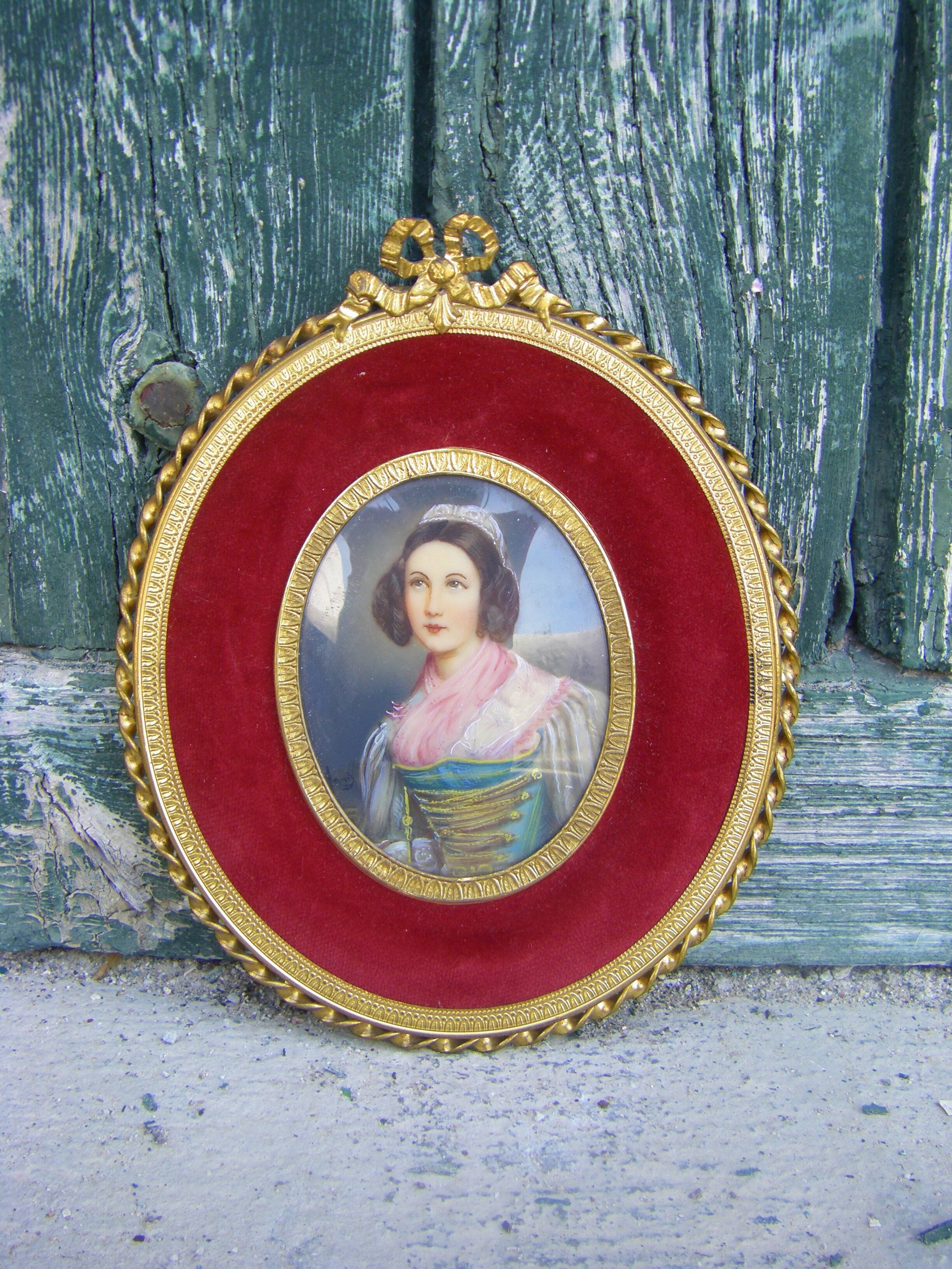 Portrait miniature medallion