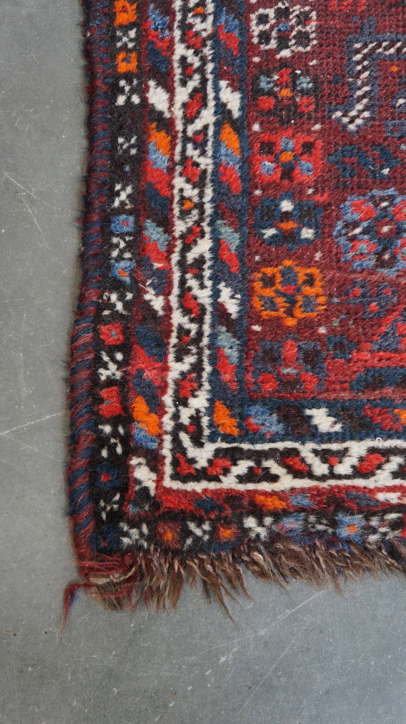 Vintage oriental rug including dark purple 118x82cm