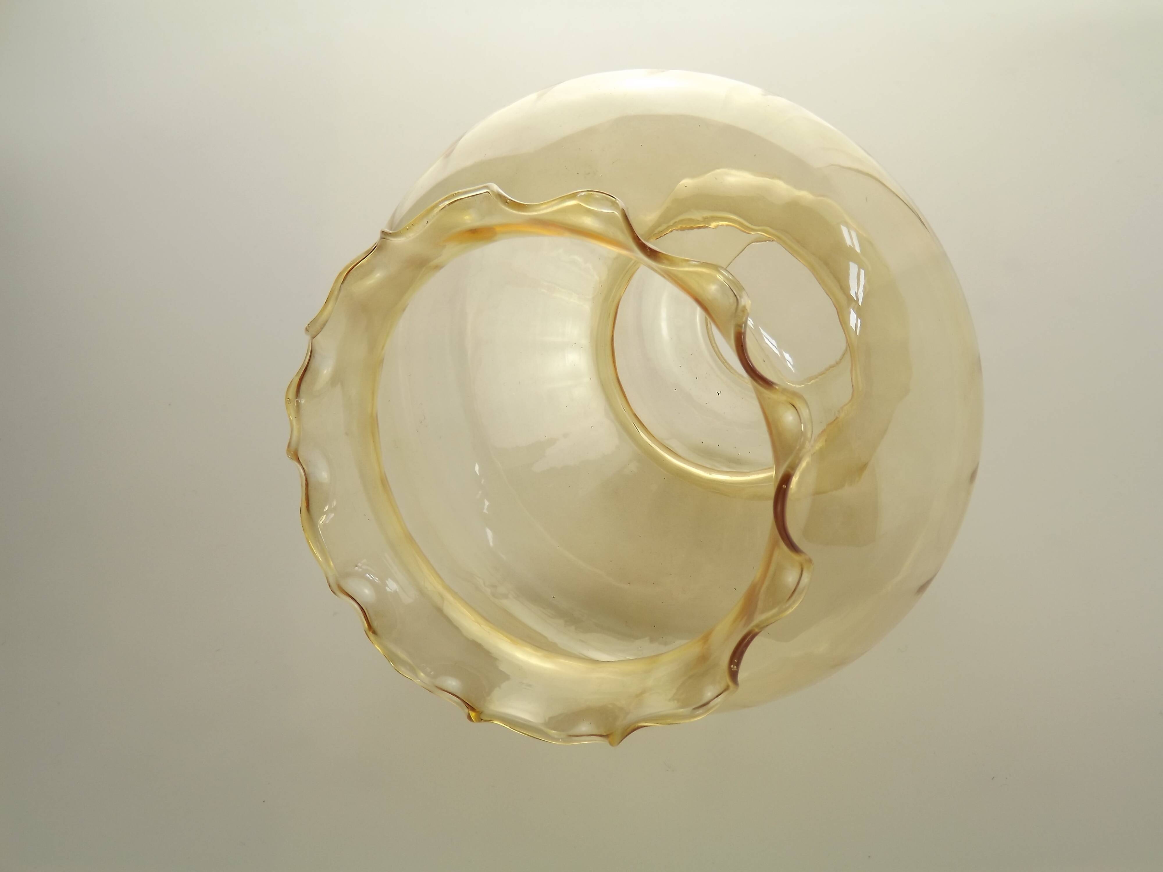 Grand abat-jour en verre ambré du milieu du siècle avec effet nervuré et bord festonné