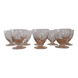 Set de 8 anciens verres sur pied décor ciselé