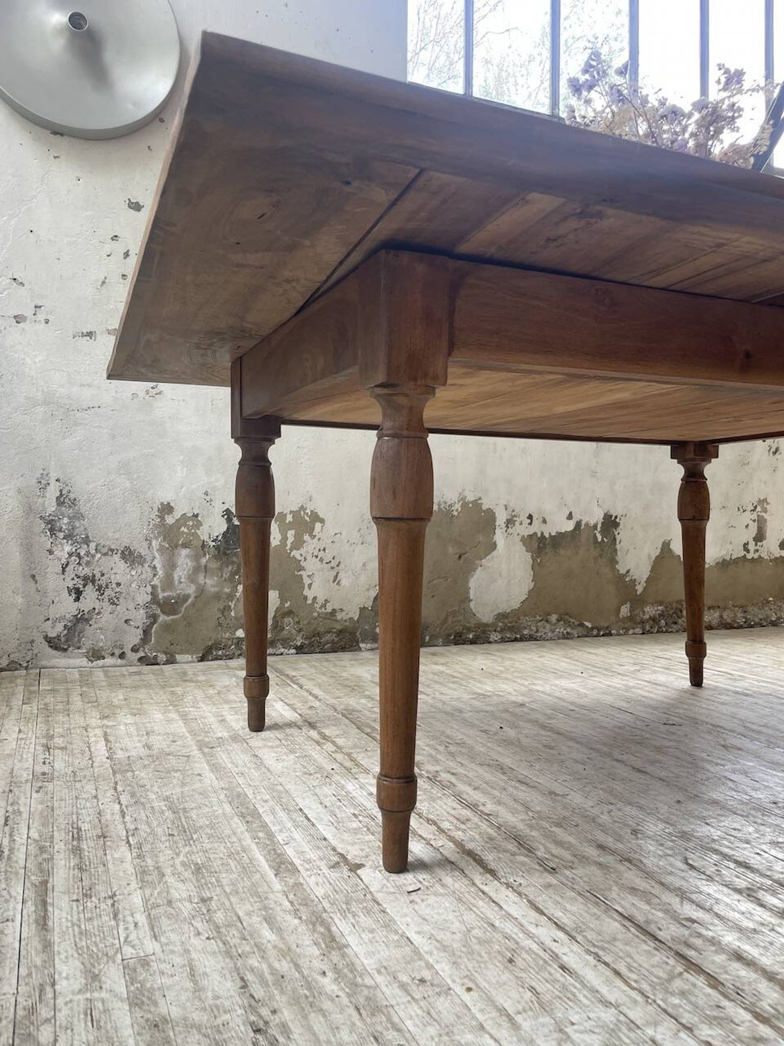 Table de ferme noyer plateau pivotable à allonges