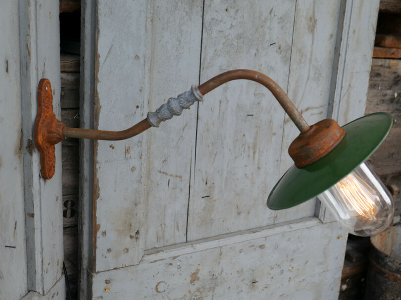 Apply metal and cast swan collar