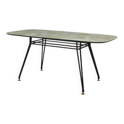 Table à manger italienne avec base en métal et plateau en verre et laiton, années 1950.