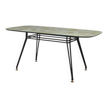 Table à manger italienne avec base en métal et plateau en verre et laiton, années 1950.