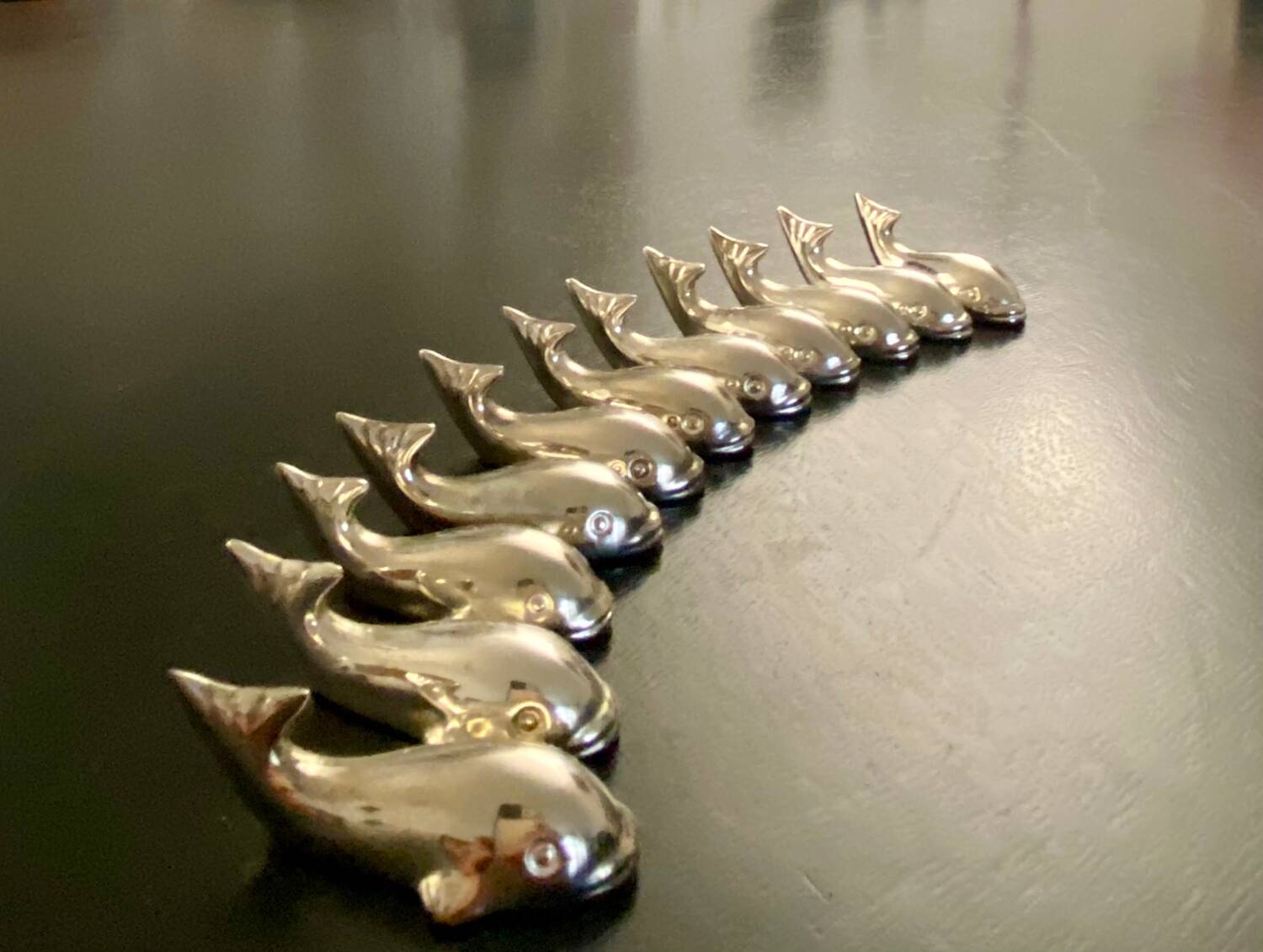11 whale-shaped metal knife holders