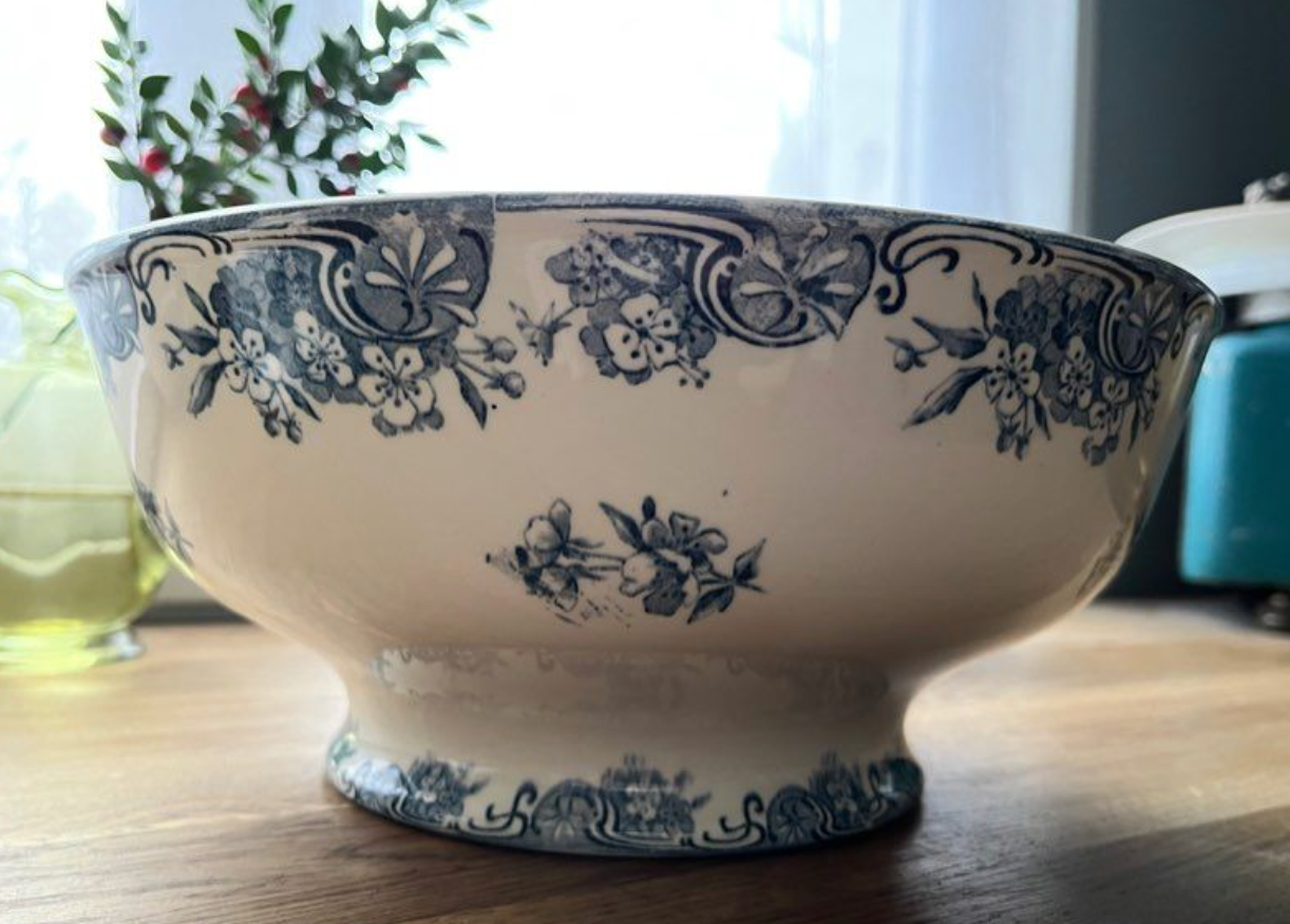 Ceramic compotier floral motif
